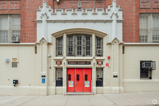 The schools student population is approximately 600 on average in Lower East Side.