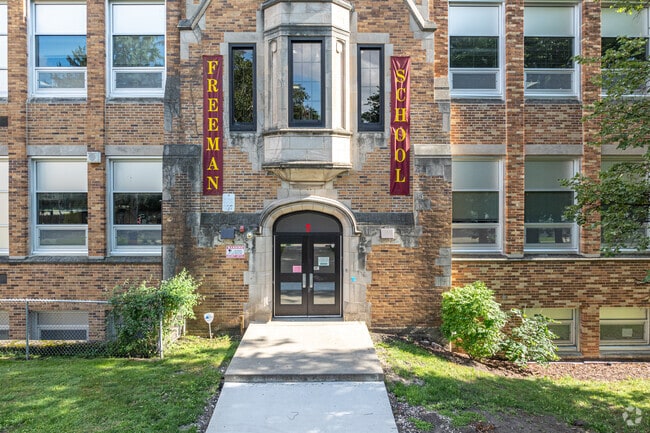 Freeman Elementary School has a student-teacher ratio of 17 to 1.