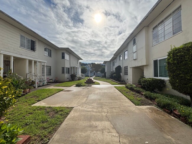 719-729 E Chevy Chase Dr unit 719 C, Glendale, CA 91205 - photo 2