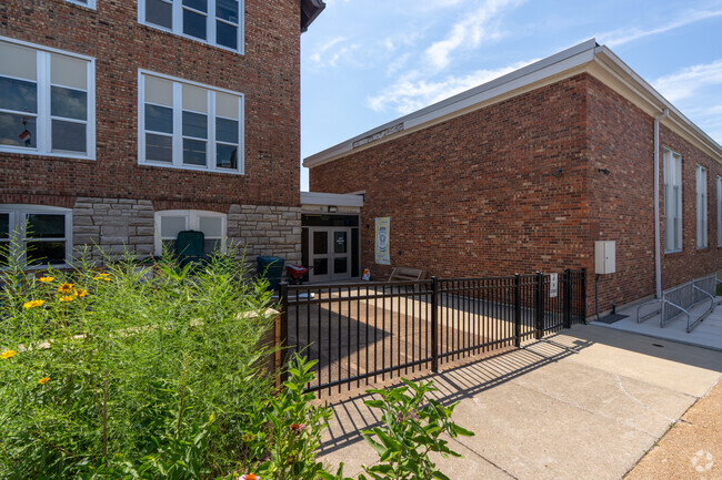 Grant Elementary School has a student to teacher ratio of 15:1.