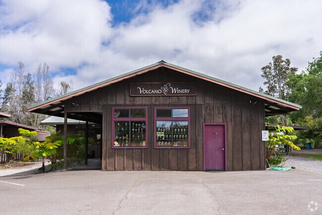 The nearby Volcano Winery produces local wines and teas and offers tastings with scenic views.