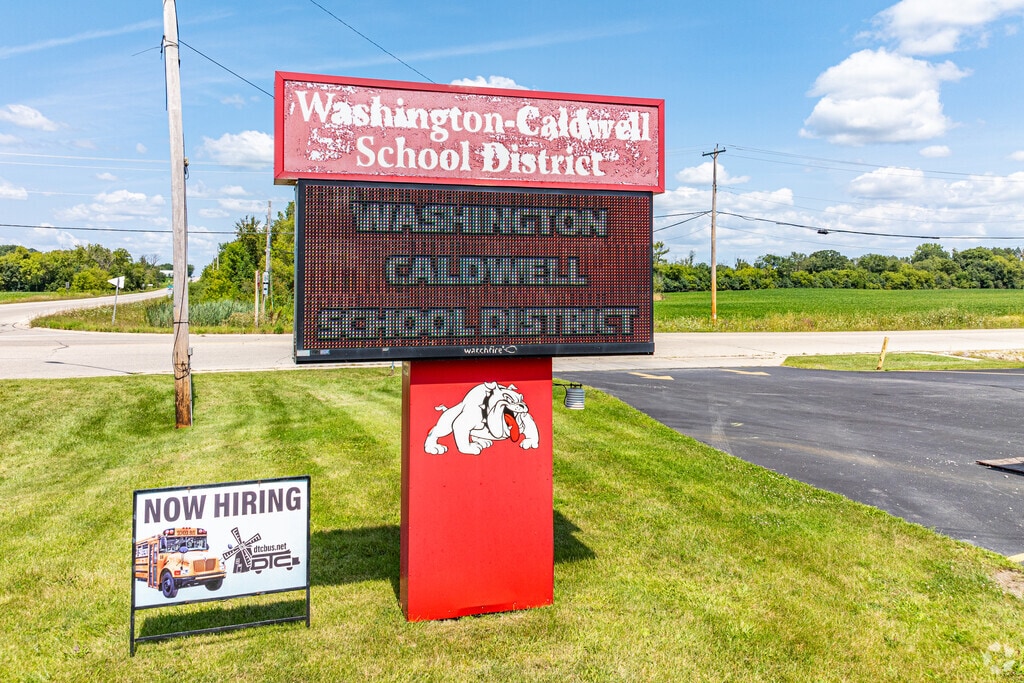Washington Elementary School offers public education in the Tichigan community of Waterford, WI.