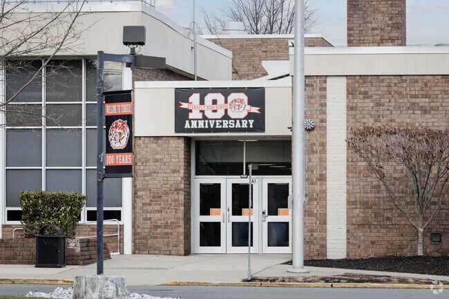 Tenafly High School in Tenafly, NJ hasa student-teacher ratio of 10 to 1.