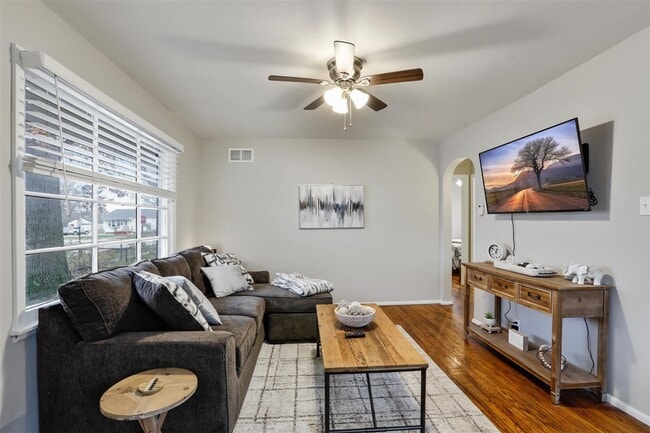 903 N Gregory St, Urbana, IL 61801 - photo 2