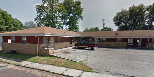 528 Henrietta St, Pekin, IL 61554 - photo 2