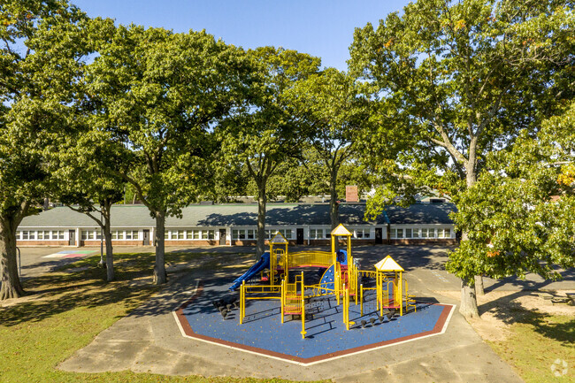 Unqua Elementary School in East Massapequa has 478 students in grades K-5 with a ratio of 11:1.