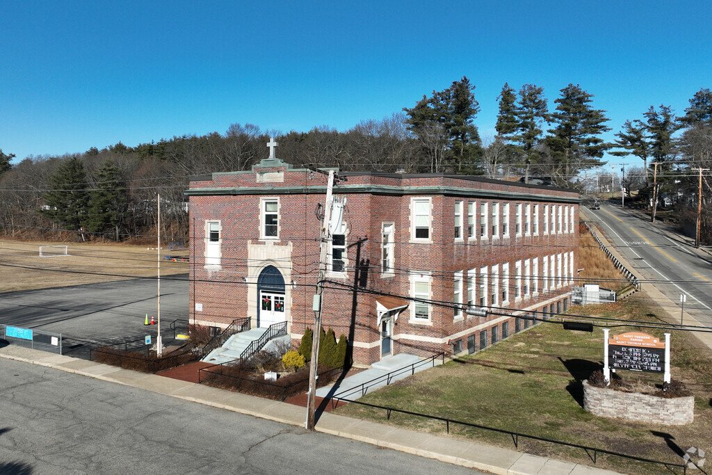 St Thomas Consolidated School is a private Catholic school.