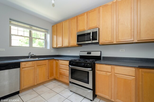 Discover Comfortable Living at Hampton Parkway in Evanston!, Evanston, IL 60201 - photo 7