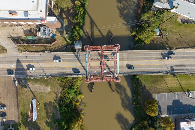 Pinhook rd crosses the Vermilion river from Bois De Lafayette to downtown Lafayette.