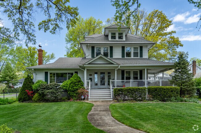 American four square homes are commonly featured in Interlaken.