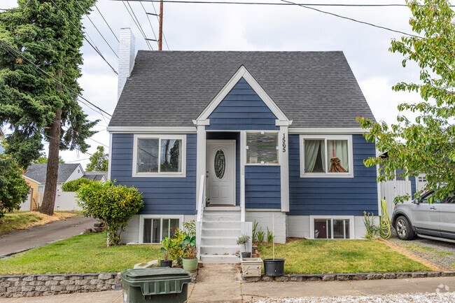 Craftsman and bungalow homes are common in Southeast Salem north of Mission St.