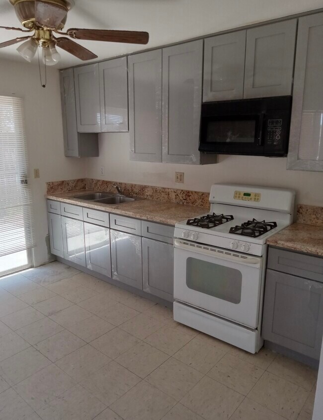 41900 Acacia Ave E, Hemet, CA 92544 - photo 2