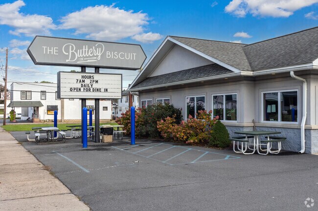 Locals enjoy breakfast or lunch at The Buttery Biscuit, minutes from the Armstrong neighborhood.