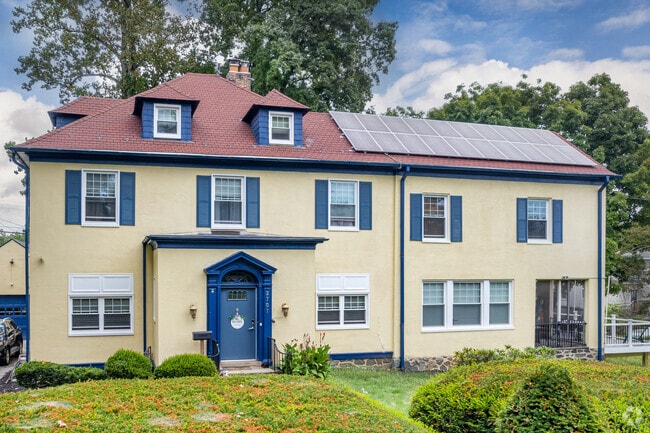 Homes in Windsor Hills typically range from 2,000 to 2,500 square feet.