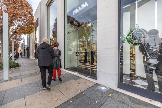 Residents of Roslyn Heights love shopping at the Americana.