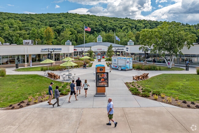 Discover the convenience of Pocono Premium Outlets, located just off I-80 in the Poconos.