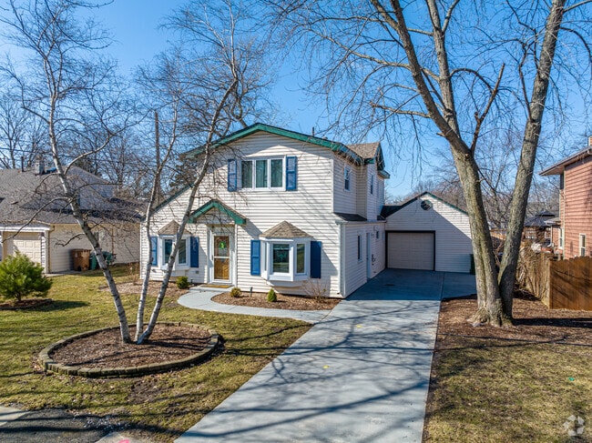 Oak Lawn homes have driveways and many have detached garages.