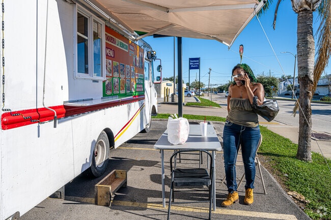 Food trucks like Taqueria la Bendicion can be enjoyed near Hollygrove.