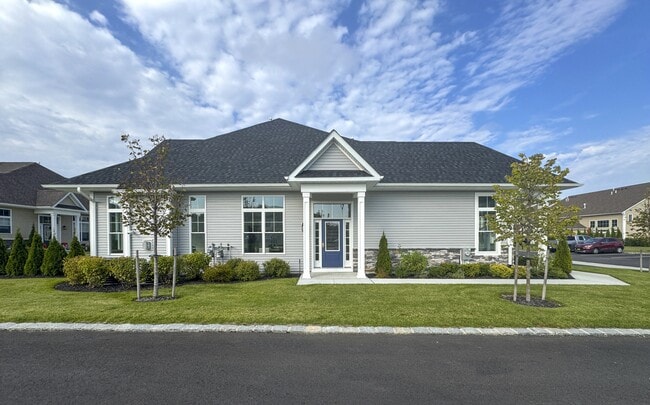 Country Pointe Meadows unit 329, Yaphank, NY 11980 - photo 2