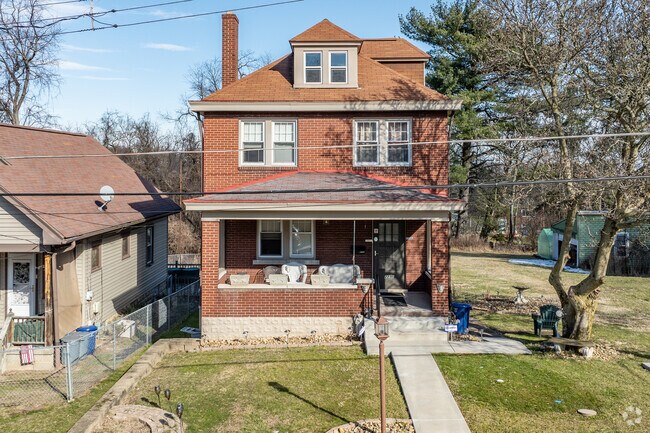 Spring Hill City View corner houses may have a larger lot like this American Foursquare home.