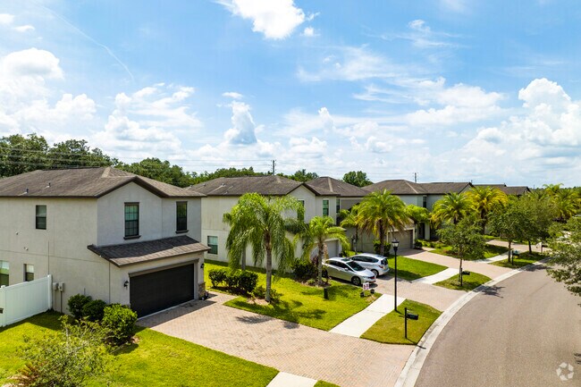 Split level stucco homes are the most common in Live Oak Preserve.