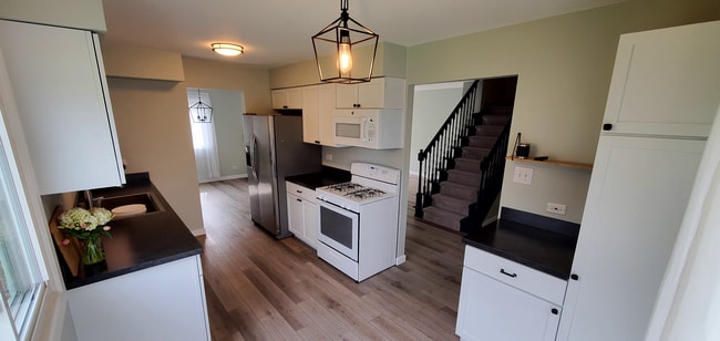 1576 Dundee Dr, Wheaton, IL 60189 - photo 7