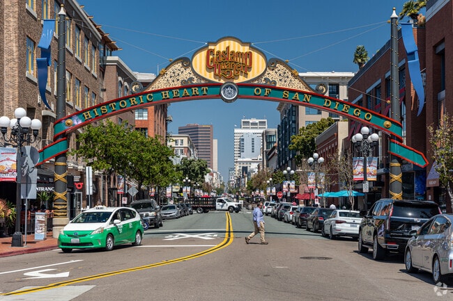 Downtown San Diego is about 15 minutes via car from Ocean Beach.