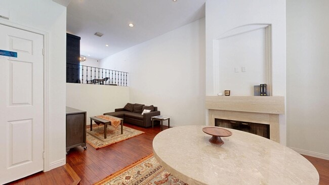 813 N Martel Ave unit 2, Los Angeles, CA 90046 - photo 2