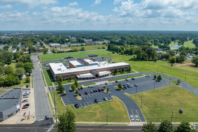 Paducah Middle School is located just under 3 miles from Downtown Paducah.