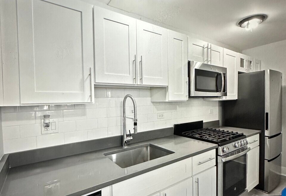 1522 W Sherwin Ave unit 304, Chicago, IL 60626 - photo 1