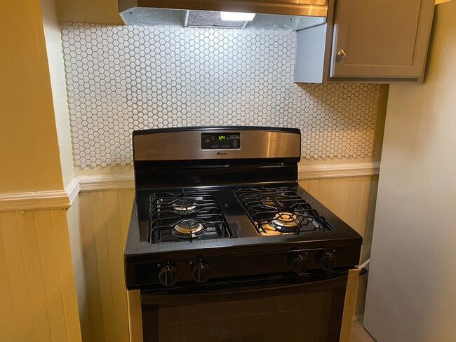 16 Stewart St unit second floor, Amsterdam, NY 12010 - photo 3