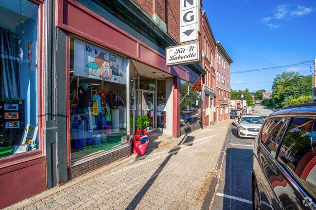 Visit Kit 'N Kaboodle in Claremont for a wide selection of well-loved clothes.