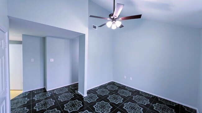 1001 Market St unit 3, Laredo, TX 78040 - photo 5