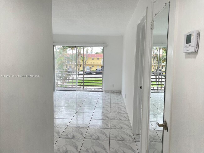 20201 NE 29th Ct unit 21, Miami, FL 33180 - photo 4
