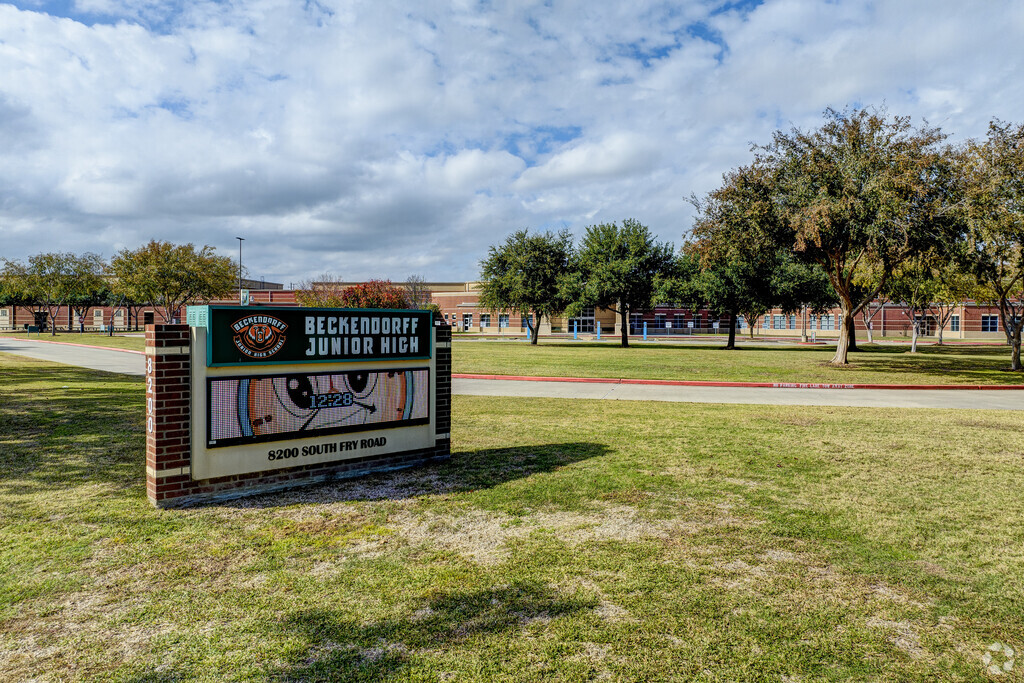 Established in 2003, it educates students in grades 6-8.