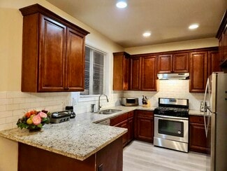 9270 SE Caruthers St, Portland, OR 97216