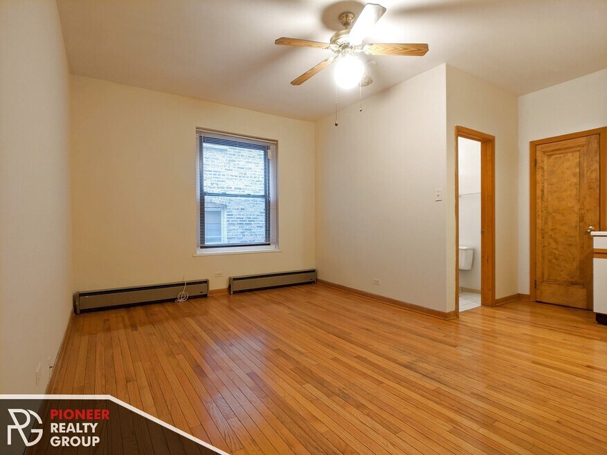 634 W Barry Ave unit 635-202, Chicago, IL 60657 - photo 1