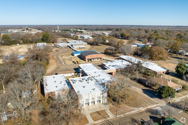 Senatobia Middle School is located at 303 College St in Senatobia.