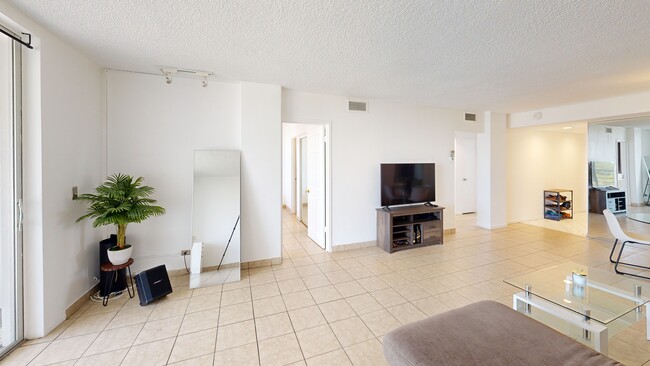 Eastern Shores White House unit 812, North Miami Beach, FL 33160 - photo 2