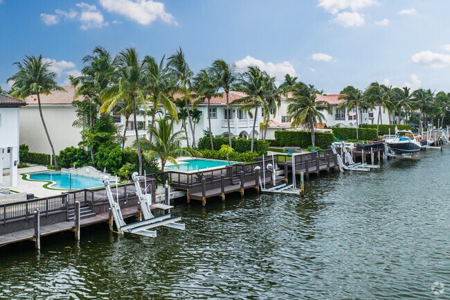 Hollywood Beach features picturesque rows of colorful beach houses.