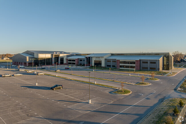 Pea Ridge High School has 528 students with a student-teacher ratio of 15 to 1.