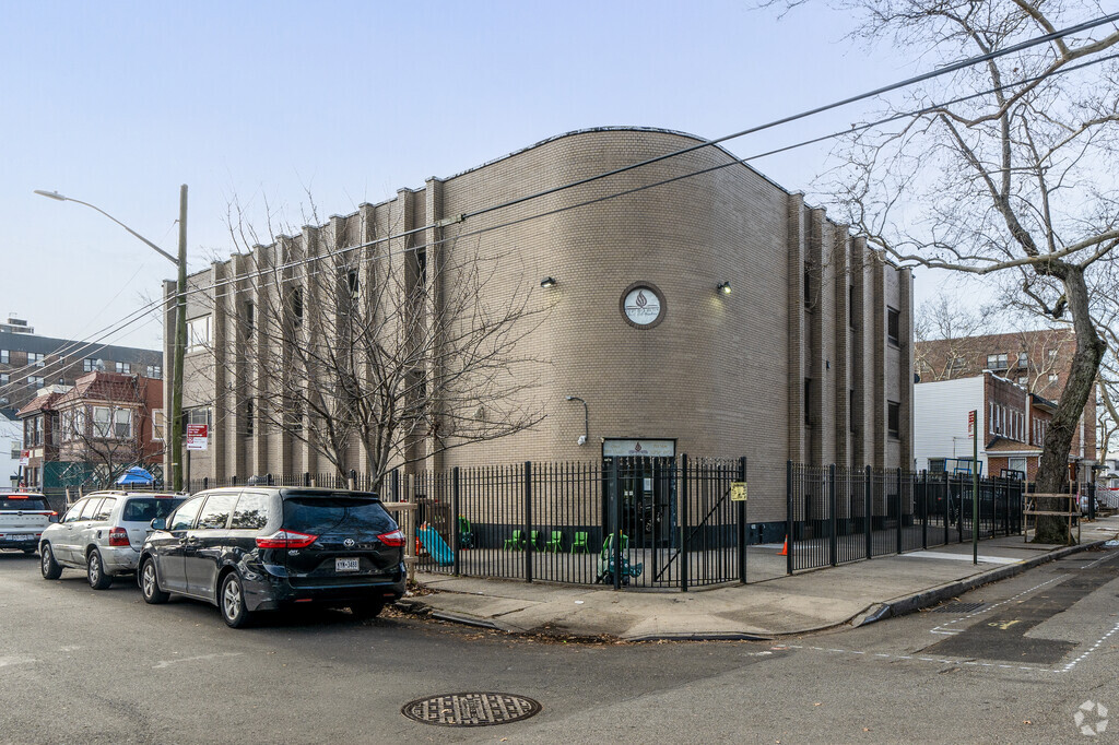 Yeshivat Ohr Haiim is a private, Jewish school.