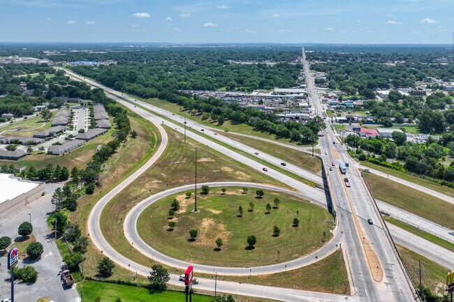 US-75 intersects Pine Street in North Evanston Place, providing easy access for commuters.