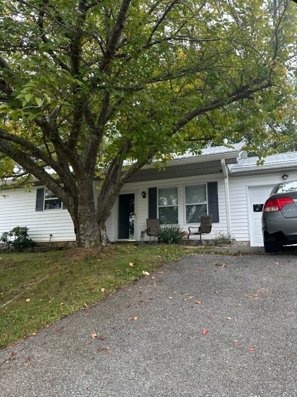 630 Kamran Dr NW, Christiansburg, VA 24073