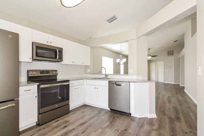 22649 St Thomas Cir, Lutz, FL 33549 - photo 6