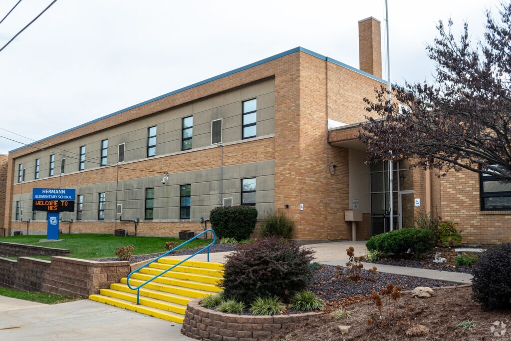Hermann Elementary School serves students in the Warren County community.