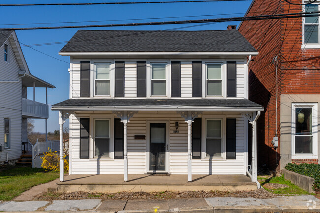 Older colonial homes are classy and invite the post-railroad vibe in Oberlin.