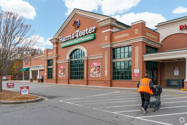 Harris Teeter is a popular grocer for residents of Stonebridge-Rollinghills.