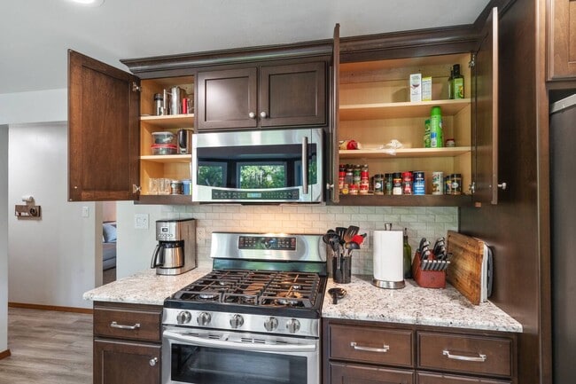 1212 Circle Dr, Green Bay, WI 54313 - photo 2