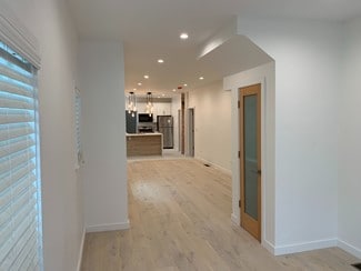 42 Navy St Unit 2, Los Angeles, CA 90291